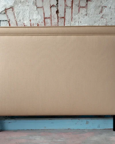 Sileä, kehystetty sängynpääty