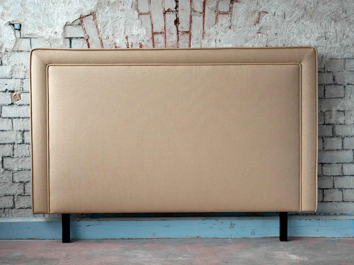 Sileä, kehystetty sängynpääty