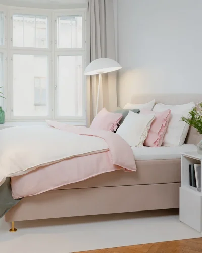Vaaleassa makuuhuoneessa kauniisti sijattuna Beige Velvet Lux -jenkkisänky