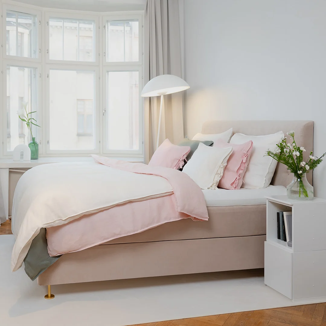 Vaaleassa makuuhuoneessa kauniisti sijattuna Beige Velvet Lux -jenkkisänky
